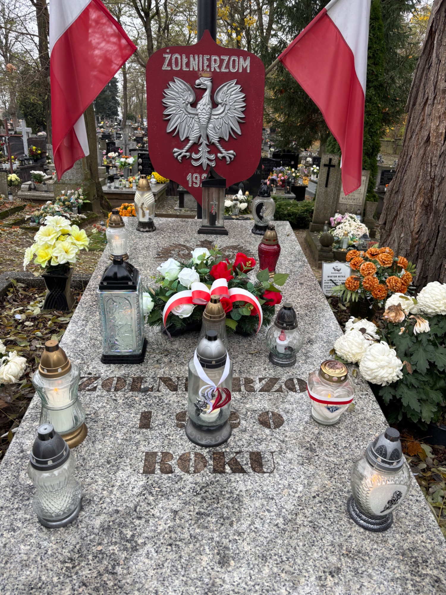 Mogiła upamiętnia żołnierzy poległych w 1920 roku podczas wojny polsko-bolszewickiej