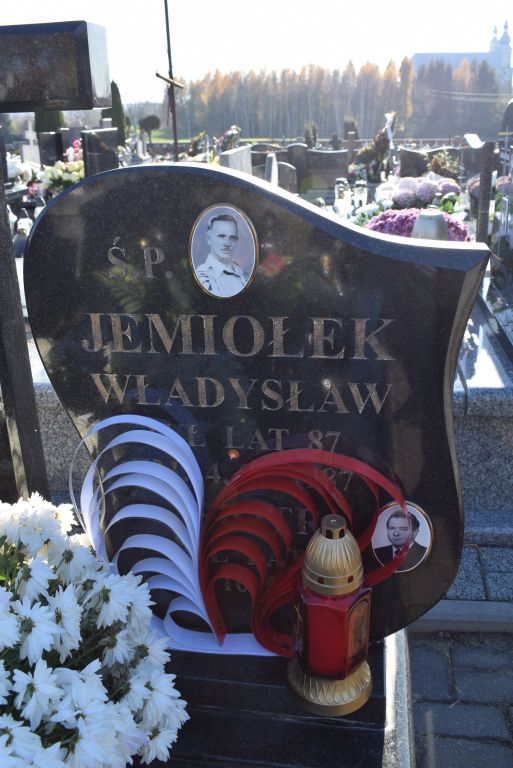Na płycie nagrobnej wyraźnie widać złocone napisy: a) nazwisko i imię: JEMIOŁEK WŁADYSŁAW
