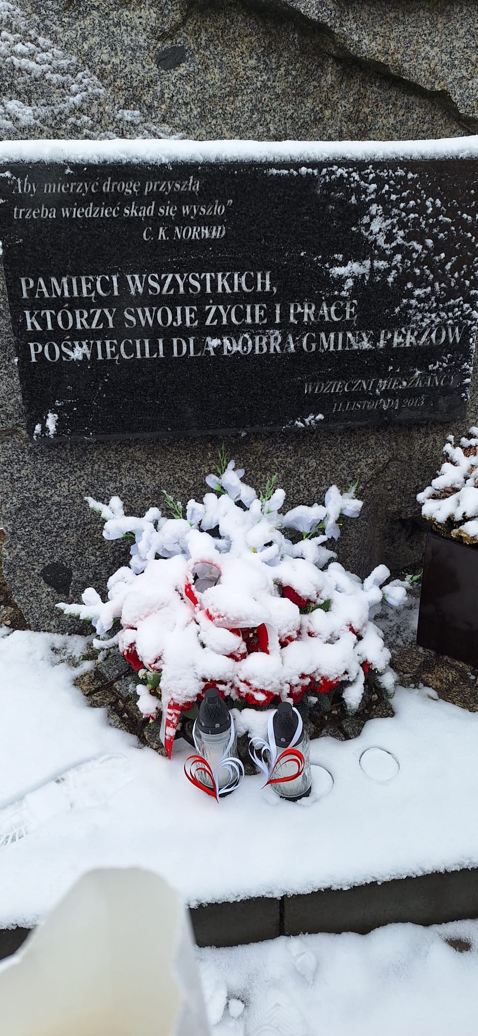 Kamienny obelisk z napisem na płycie granitowej