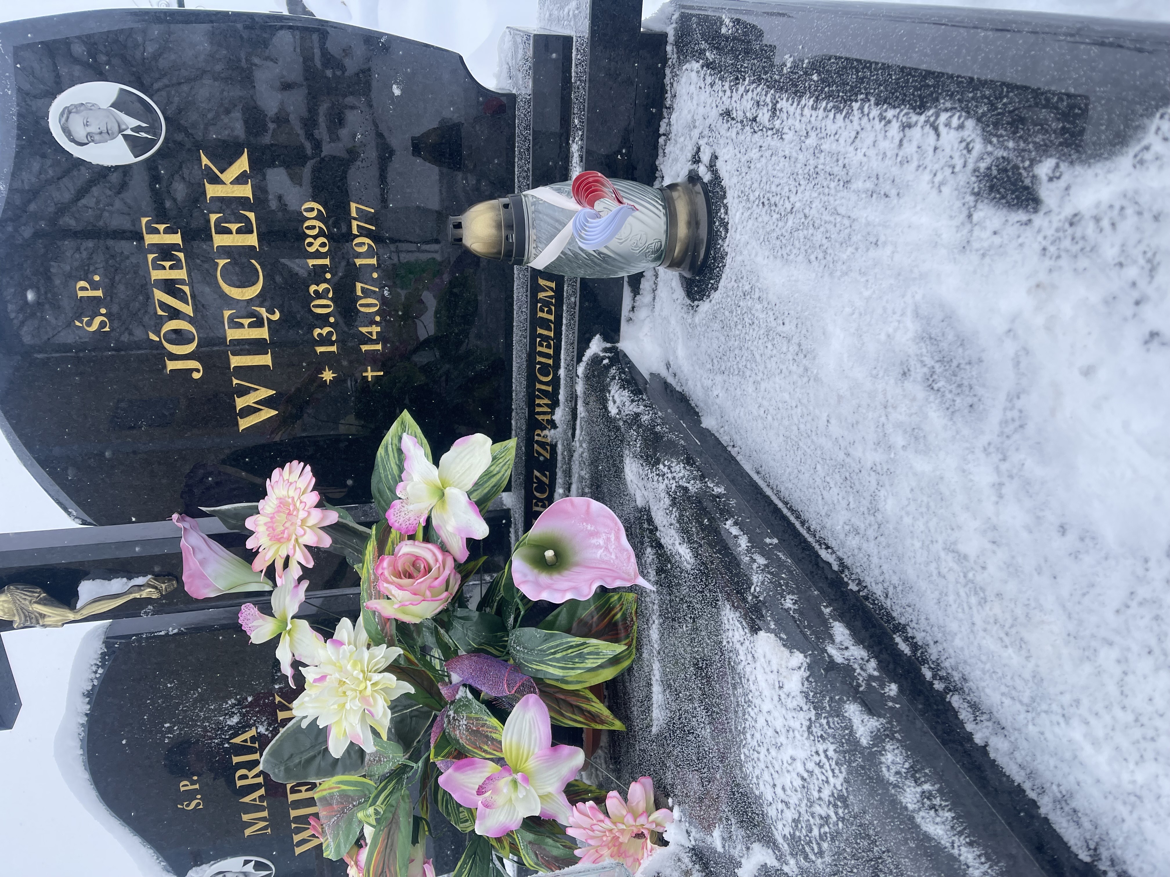 Zdjęcie przedstawia grób Józefa Więcka
