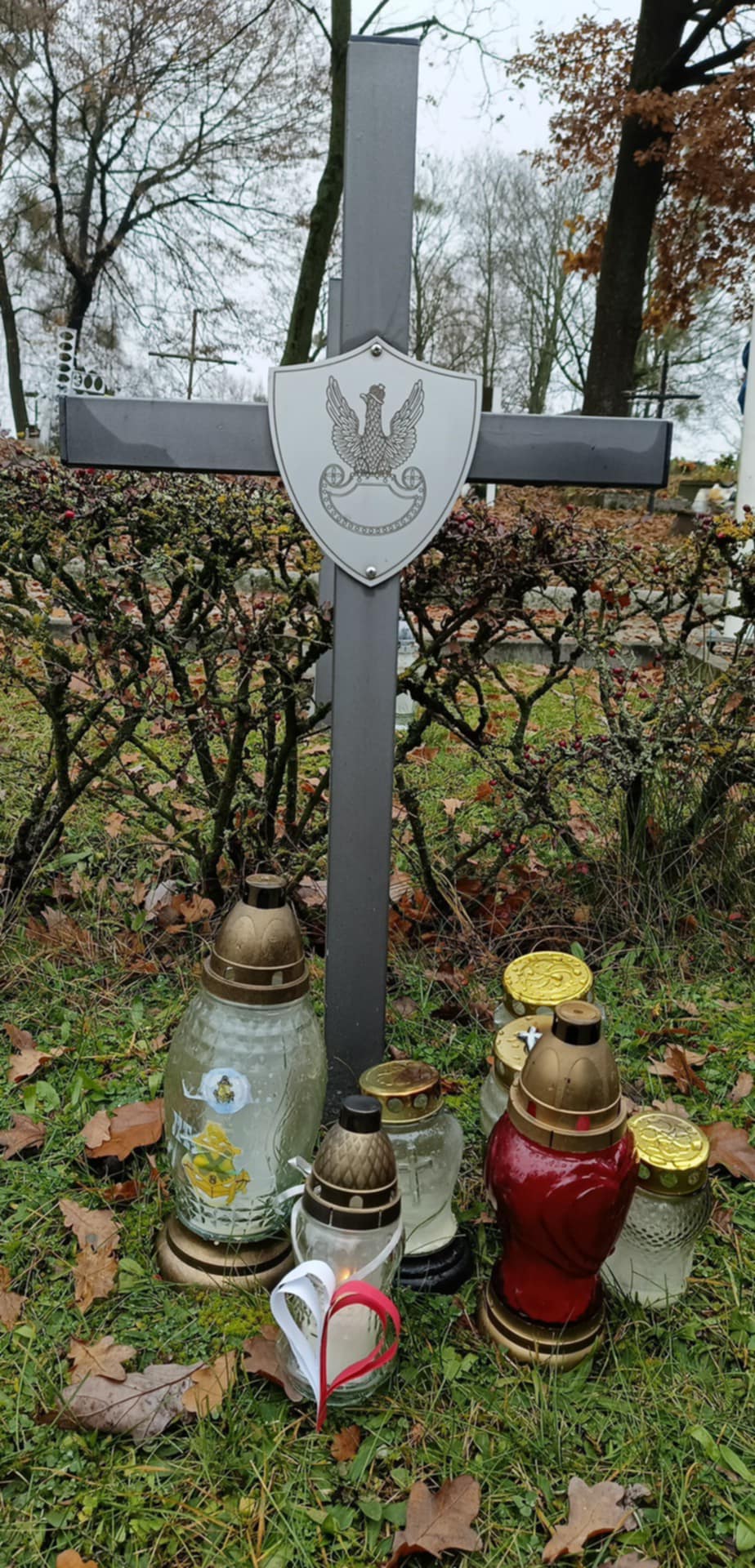 Znicz postawiony na grobie nieznanego żołnierza.