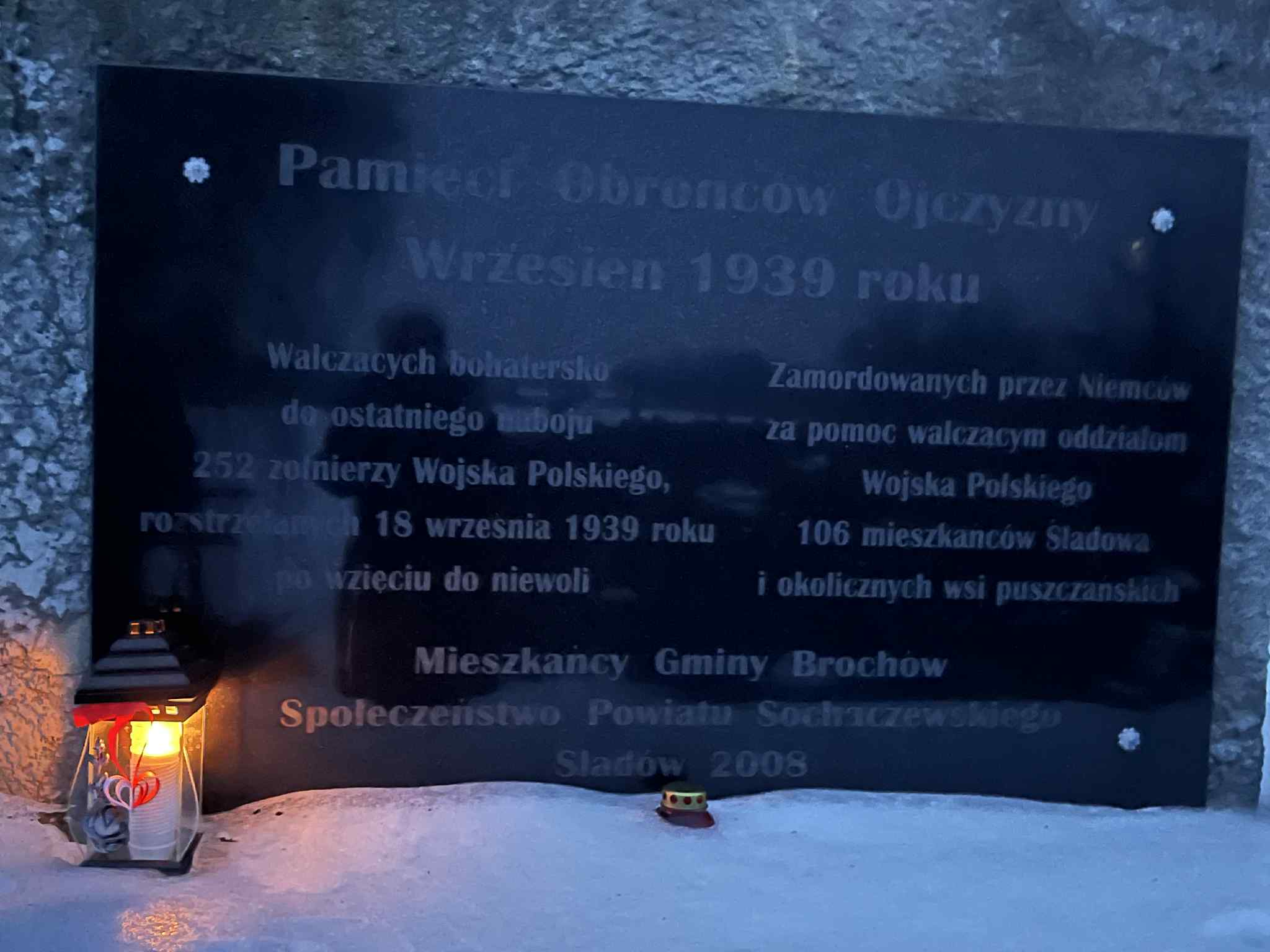 Poświęcony żołnierzom Wojska Polskiego i ludności cywilnej, ofiarom zbrodni hitlerowskiej