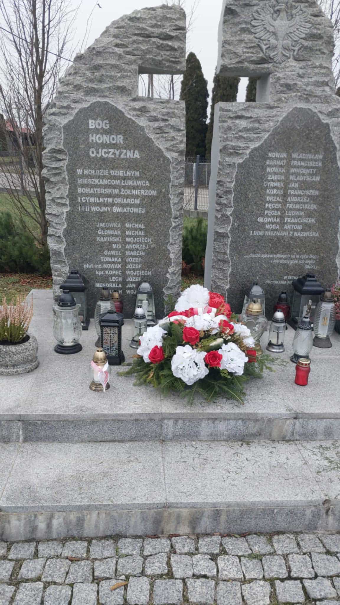 Pomnik Poległych Mieszkańców Łukawca upamiętnia ofiary I i II wojny światowej.