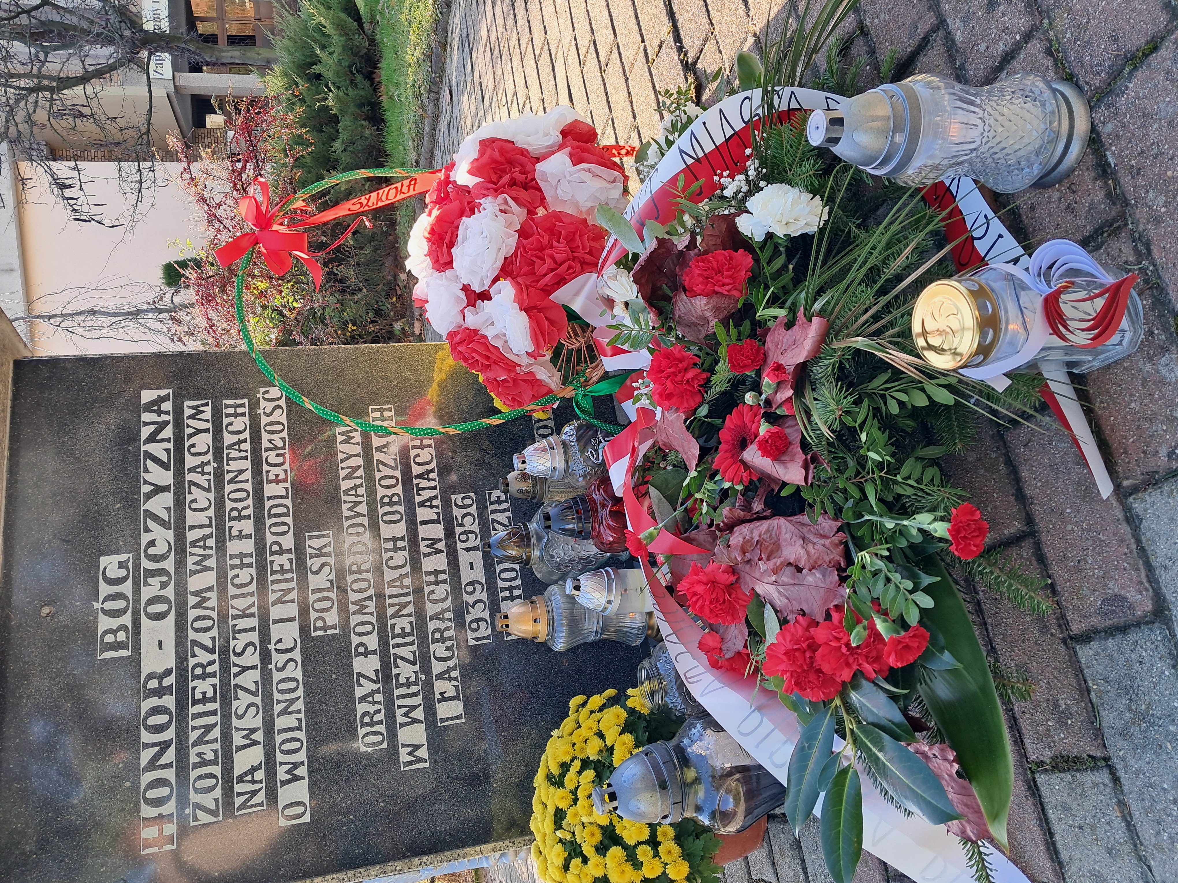 Pomnik w formie krzyża upamiętniający żołnierzy AK. z tablicą "BÓG HONOR OJCZYZNA"