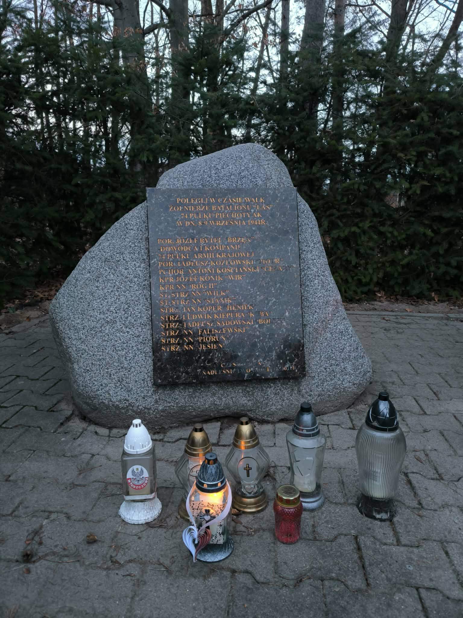 Kamień z nazwiskami żołnierzy poległych w czasie walk partyzanckich w 1944 roku