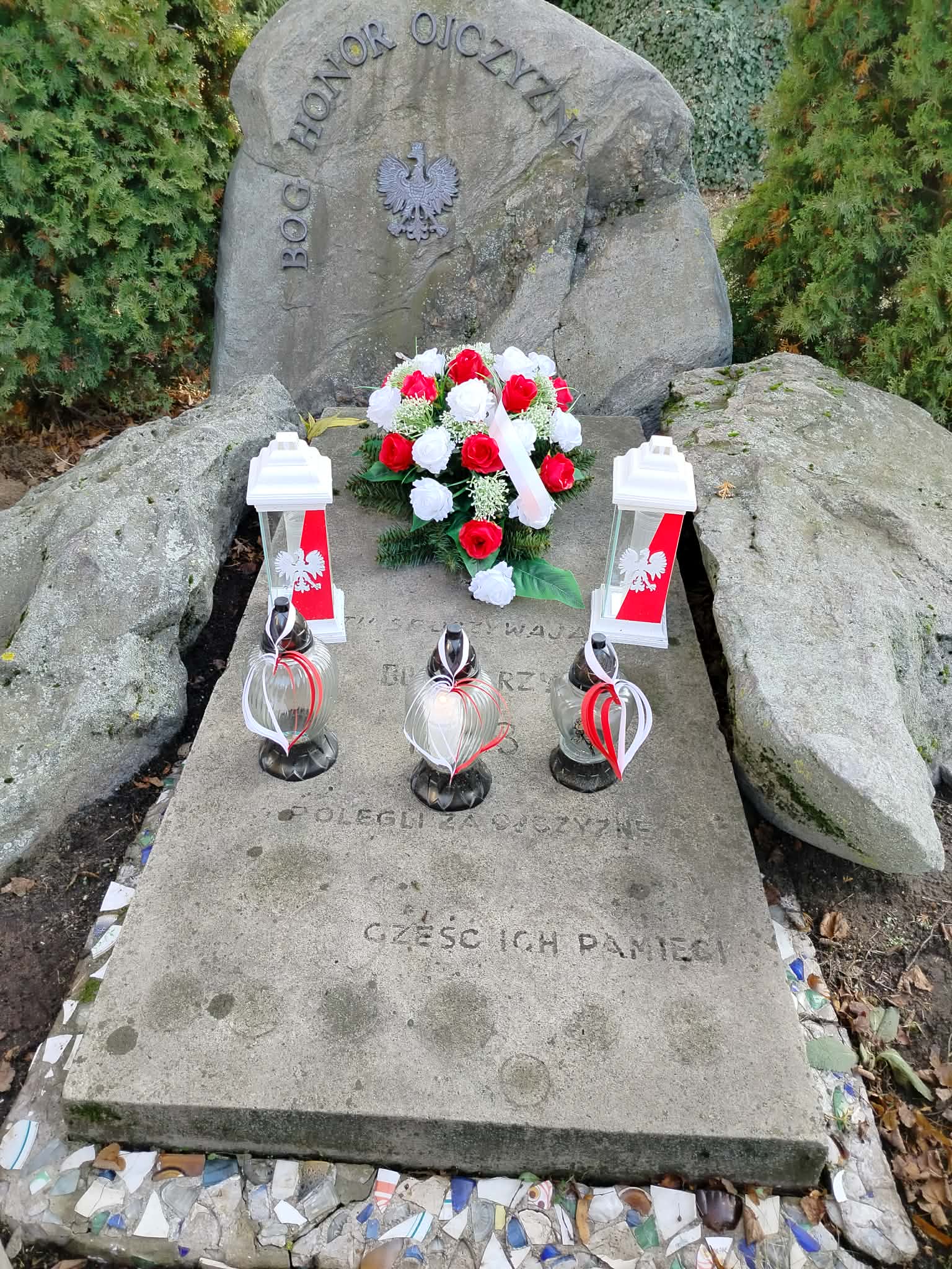 Jest to mogiła powstańców poległych w bitwie powstania styczniowego w 1863 roku pod Świdnem i Eminem