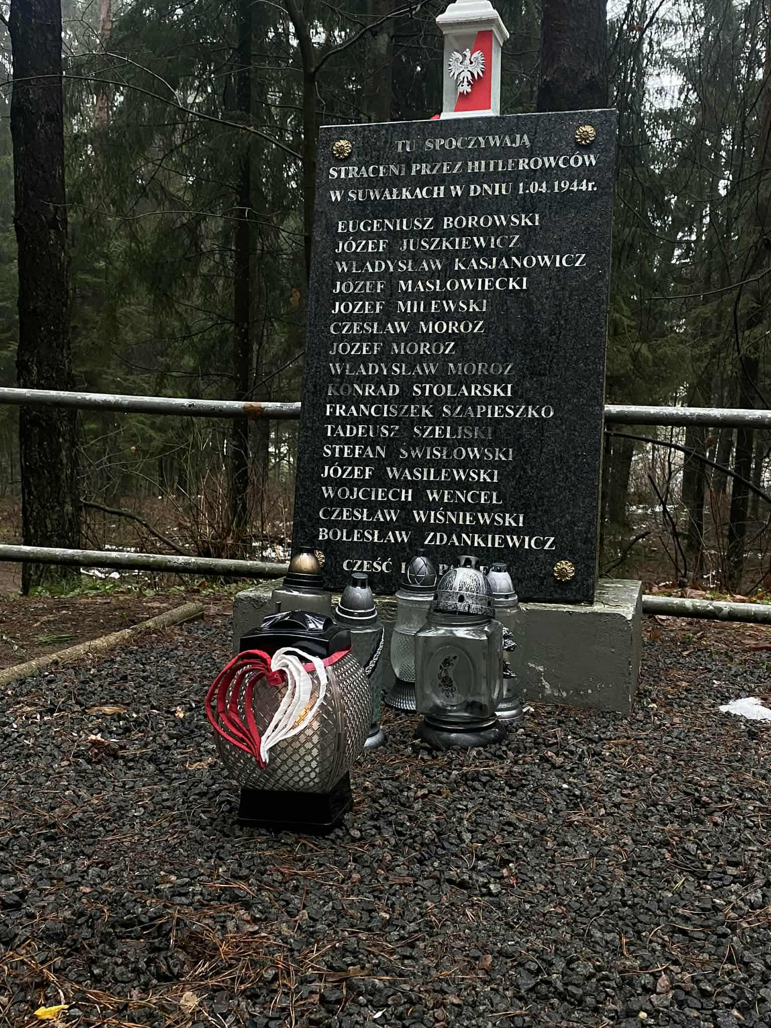 Na zdjęciu pokazana jest zbiorowa mogiła z 1944 roku.