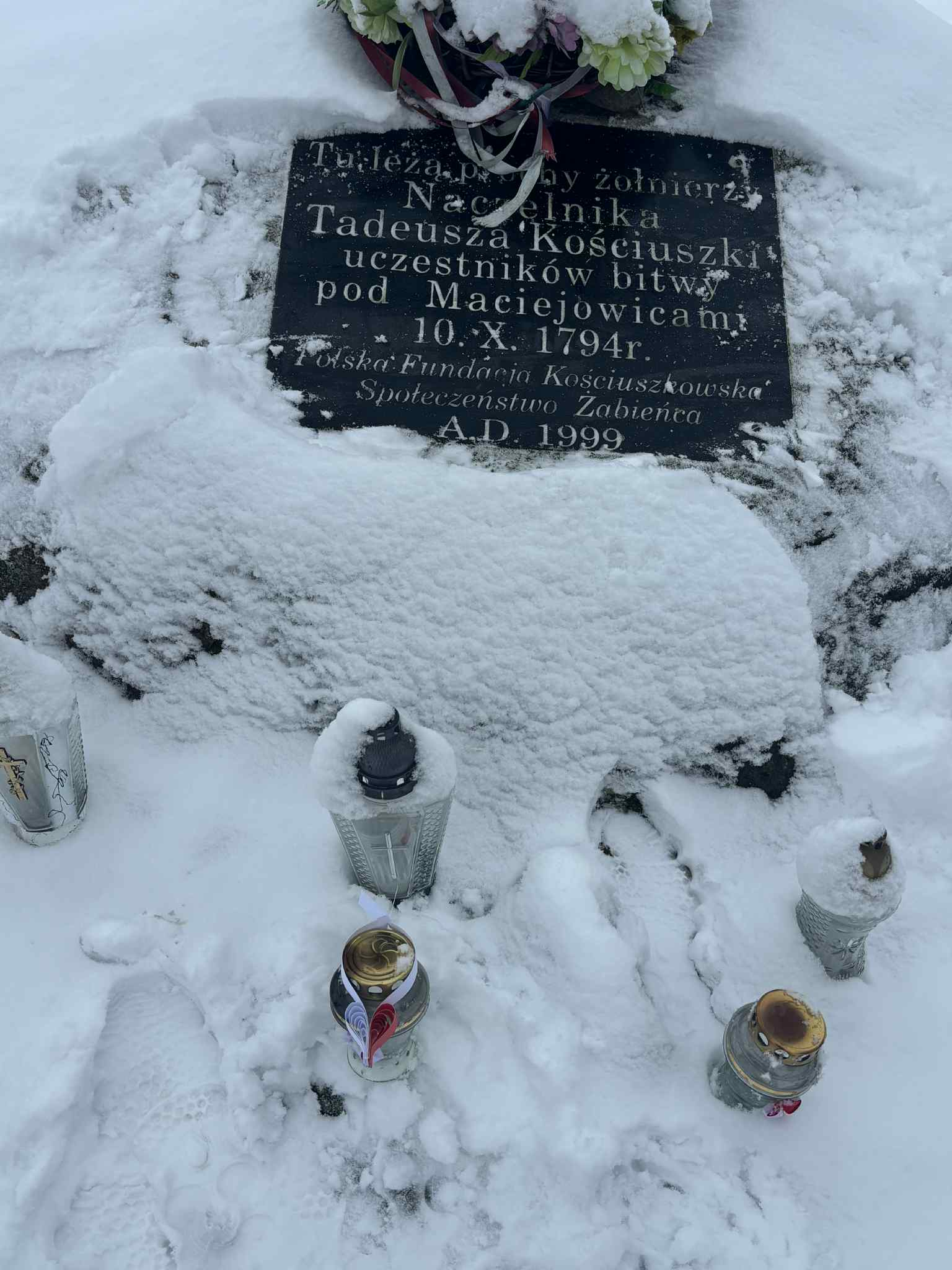 Mogiła powstańców kościuszkowskich umiejscowiona na skraju lasu.